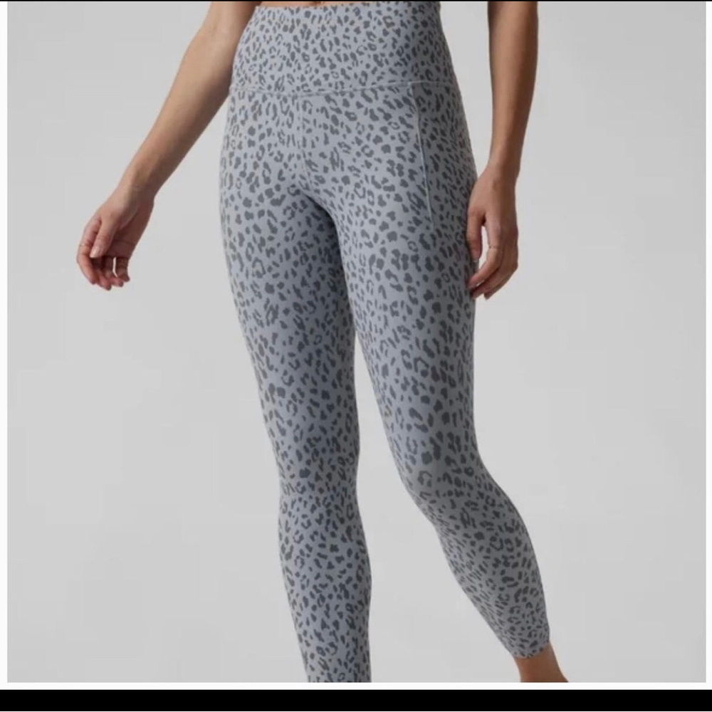 Athleta salutation stash leopard dot Med Tall